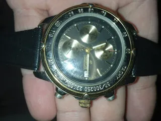 Reloj Negro y Dorado