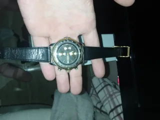 Reloj Negro y Dorado