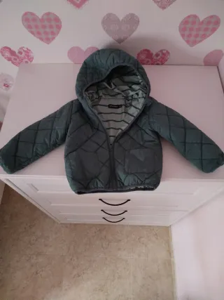 Chaqueta bebé acolchada con capucha