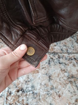 Cazadora vintage de piel con hombreras