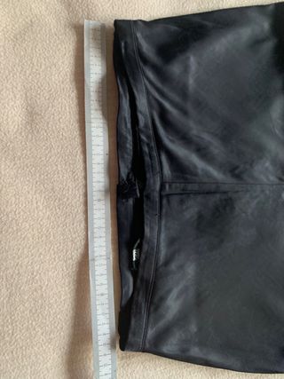 Pantalón fiesta negro estampado floral Mango