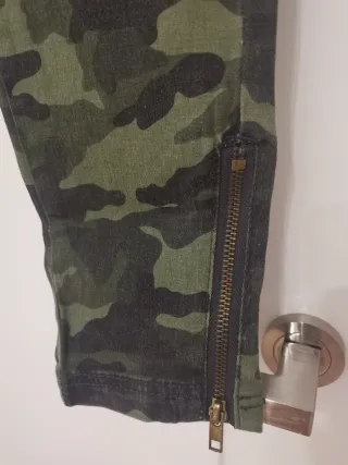Pantalones pitillo camuflaje