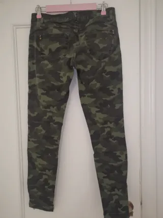 Pantalones pitillo camuflaje