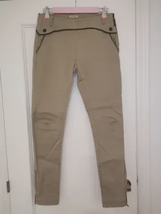 Pantalón pitillo Massimo Dutti beige ribete marrón