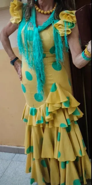 Traje de flamenca mostaza con lunaresverdes