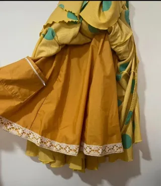Traje de flamenca mostaza con lunaresverdes