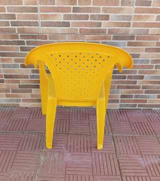 Silla infantil de plástico amarilla