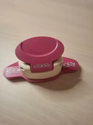 Troquelador de papel con diseño de corazones