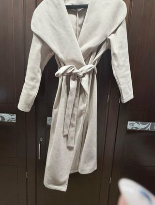 Abrigo largo beige con cinturón
