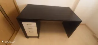 Escritorio Ikea con cajones y silla