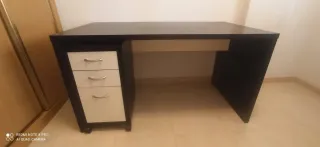 Escritorio Ikea con cajones y silla