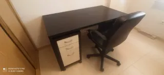 Escritorio Ikea con cajones y silla
