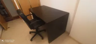 Escritorio Ikea con cajones y silla