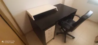 Escritorio Ikea con cajones y silla