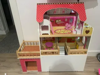 Casa de muñecas de madera con piscina