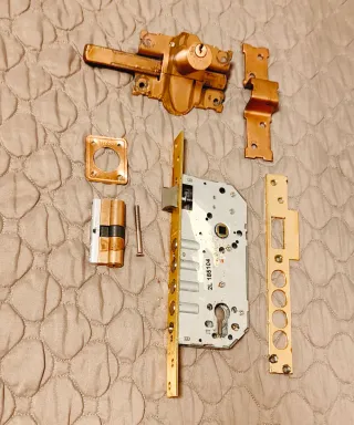 Cerradura de seguridad dorada