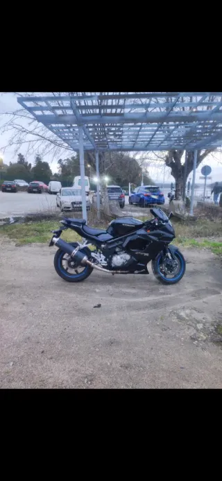 Hyosung GT650R Negra