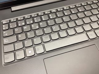 pc portatil lenovo 83a1