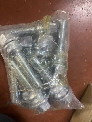 Separadores y tornillos coche nuevos