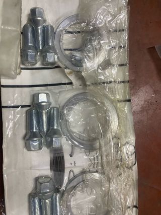 Separadores y tornillos coche nuevos