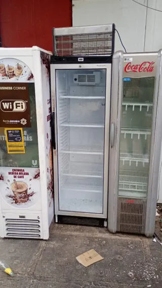 Frigoriferi espositivi per bar