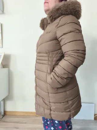 Abrigo acolchado marrón con capucha talla L