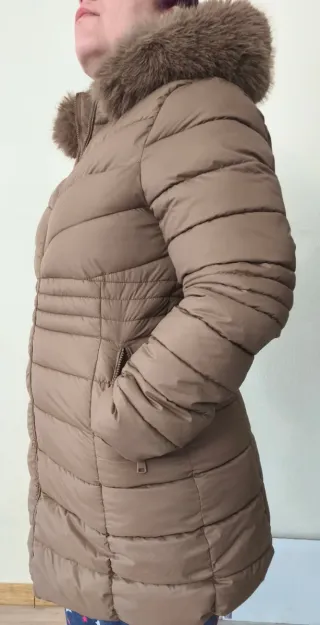 Abrigo acolchado marrón con capucha talla L