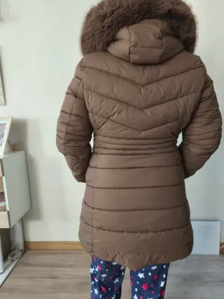 Abrigo acolchado marrón con capucha talla L