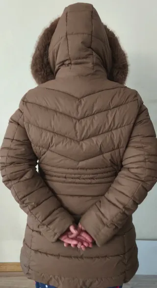 Abrigo acolchado marrón con capucha talla L