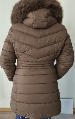 Abrigo acolchado marrón con capucha talla L
