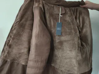 Abrigo acolchado marrón con capucha talla L