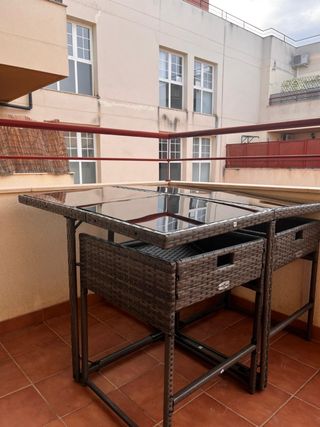 Conjunto mesa y taburetes terraza mimbre y cristal
