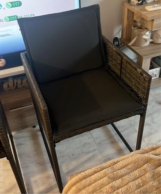 Conjunto mesa y taburetes terraza mimbre y cristal