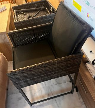 Conjunto mesa y taburetes terraza mimbre y cristal