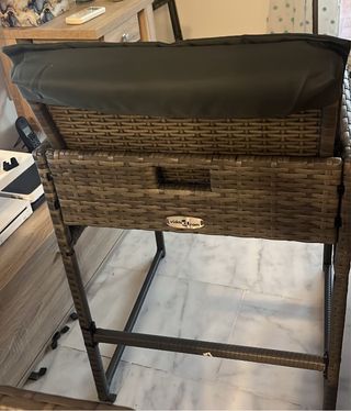 Conjunto mesa y taburetes terraza mimbre y cristal