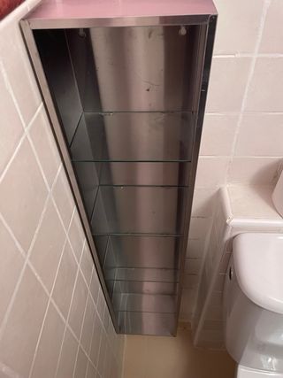 Estantería metálica con baldas de vidrio.