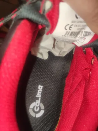 Bota de seguridad negra y roja