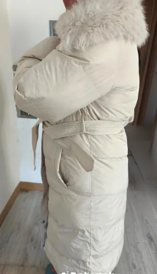 Abrigo largo beige con cinturón