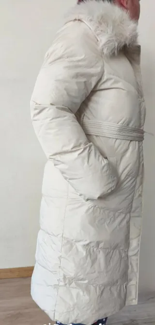 Abrigo largo beige con cinturón