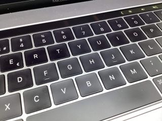 portatil apple apple macbook pro core i7 2.9 15 touchbar (2016) (a1707)