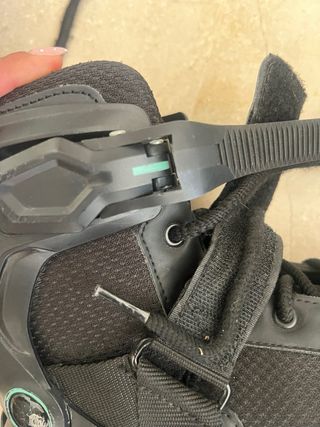 Patines en línea negros con llantas de luces . 36