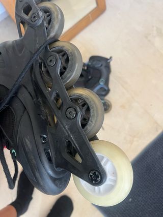 Patines en línea negros con llantas de luces . 36