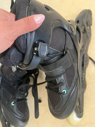 Patines en línea negros con llantas de luces . 36