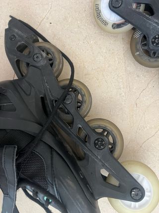 Patines en línea negros con llantas de luces . 36