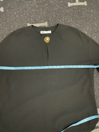 Camisa ZARA Negra con Broche Dorado Talla Única