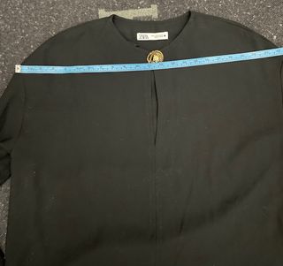 Camisa ZARA Negra con Broche Dorado Talla Única