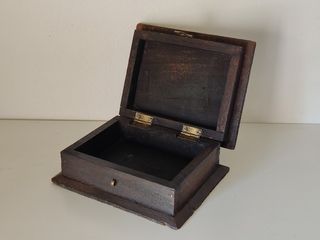 Guarda joias em madeira com fechos e incrustações