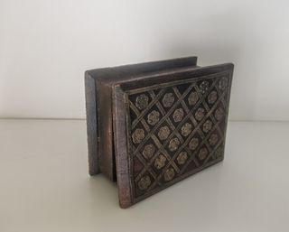 Guarda joias em madeira com fechos e incrustações