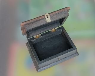 Guarda joias em madeira com fechos e incrustações