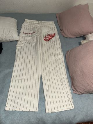 Pantalones blancos con rayas negras